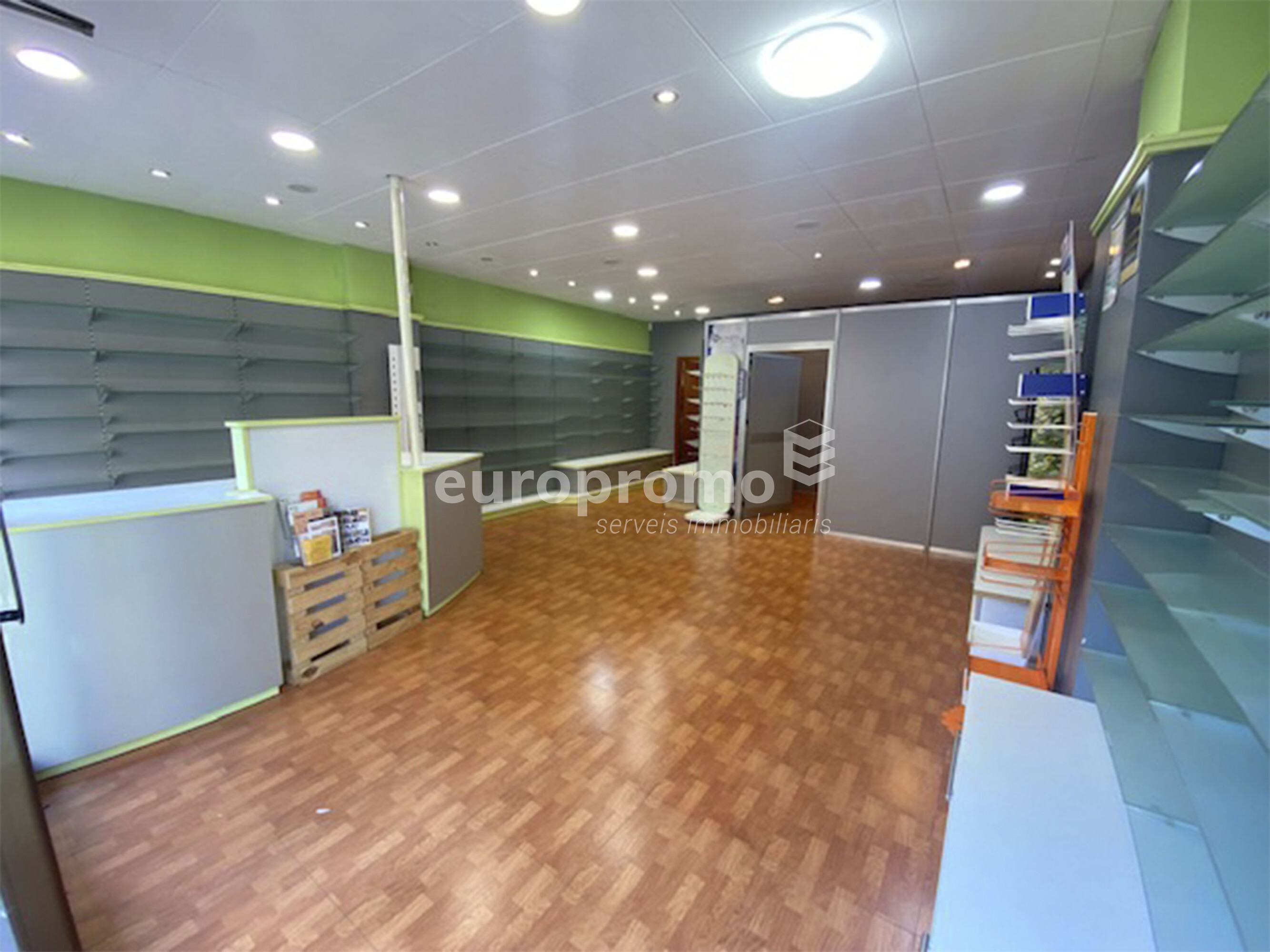 Local comercial de 60m2 situat en el  centre de Girona plaça Josep pla!